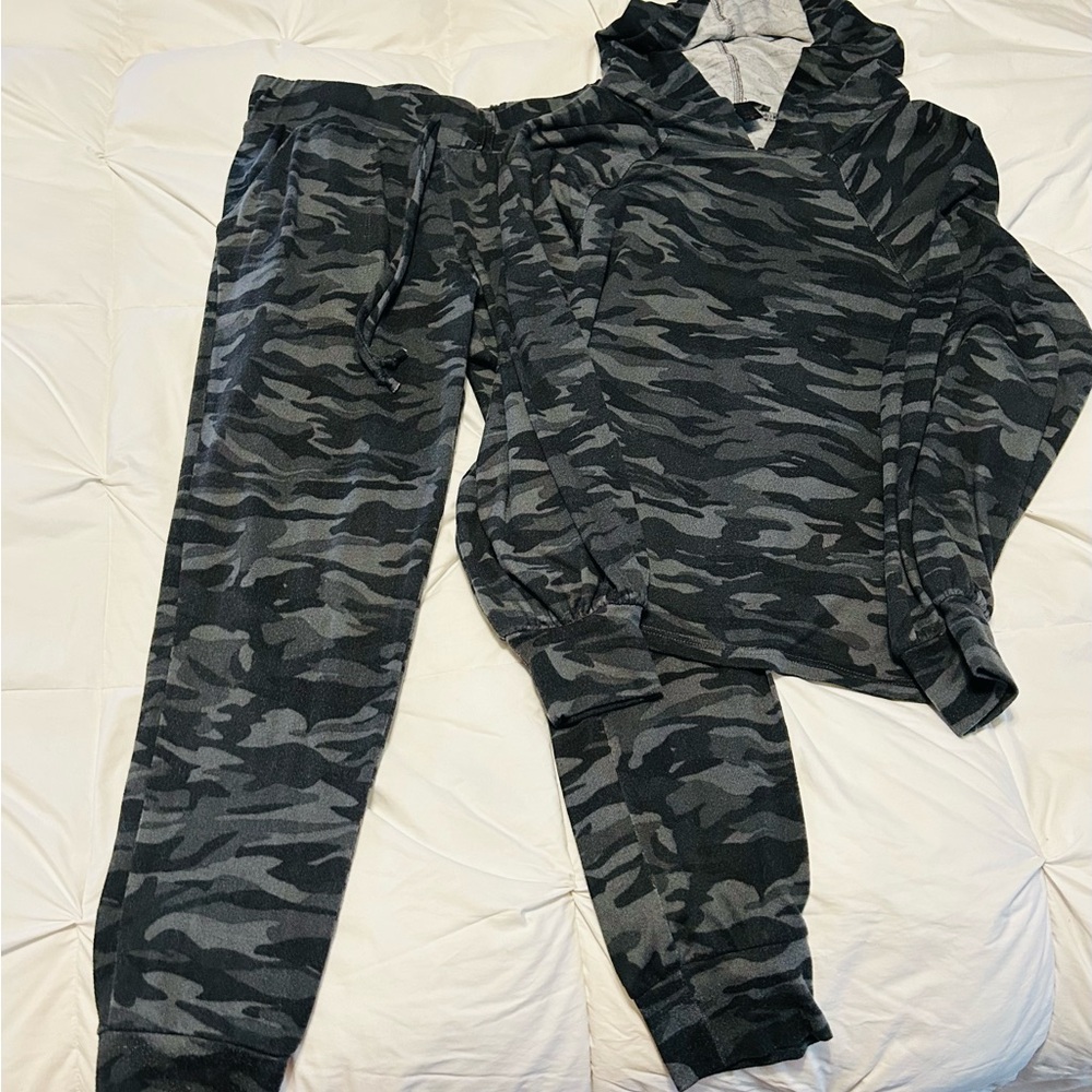 Beyond Yoga Women’s Camo Jogger Set - Black and Gray